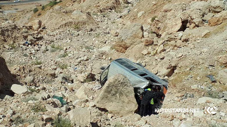 A mini bus carrying two Iraqi tourist families drove off a mountainous road in the Kurdistan Region, killing and injured tens of people  Aug. 30, 2019. (Photo: Kurdistan 24/Karwan Yara)